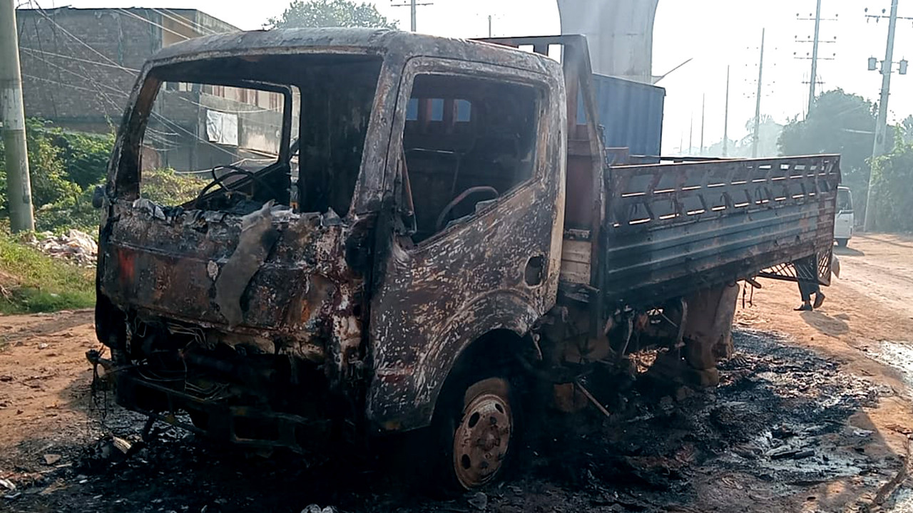 আশুলিয়ায় পার্কিং করা পিকআপে আগুন দিলো দুর্বৃত্তরা